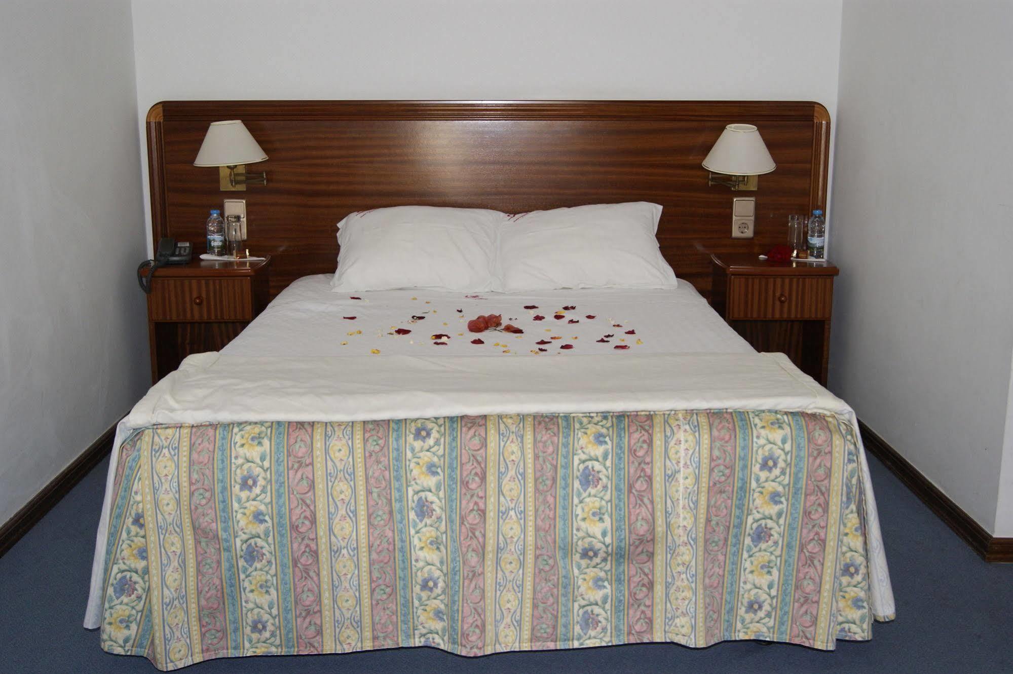 Hotel Comendador บอมบาร์ฮัล ภายนอก รูปภาพ
